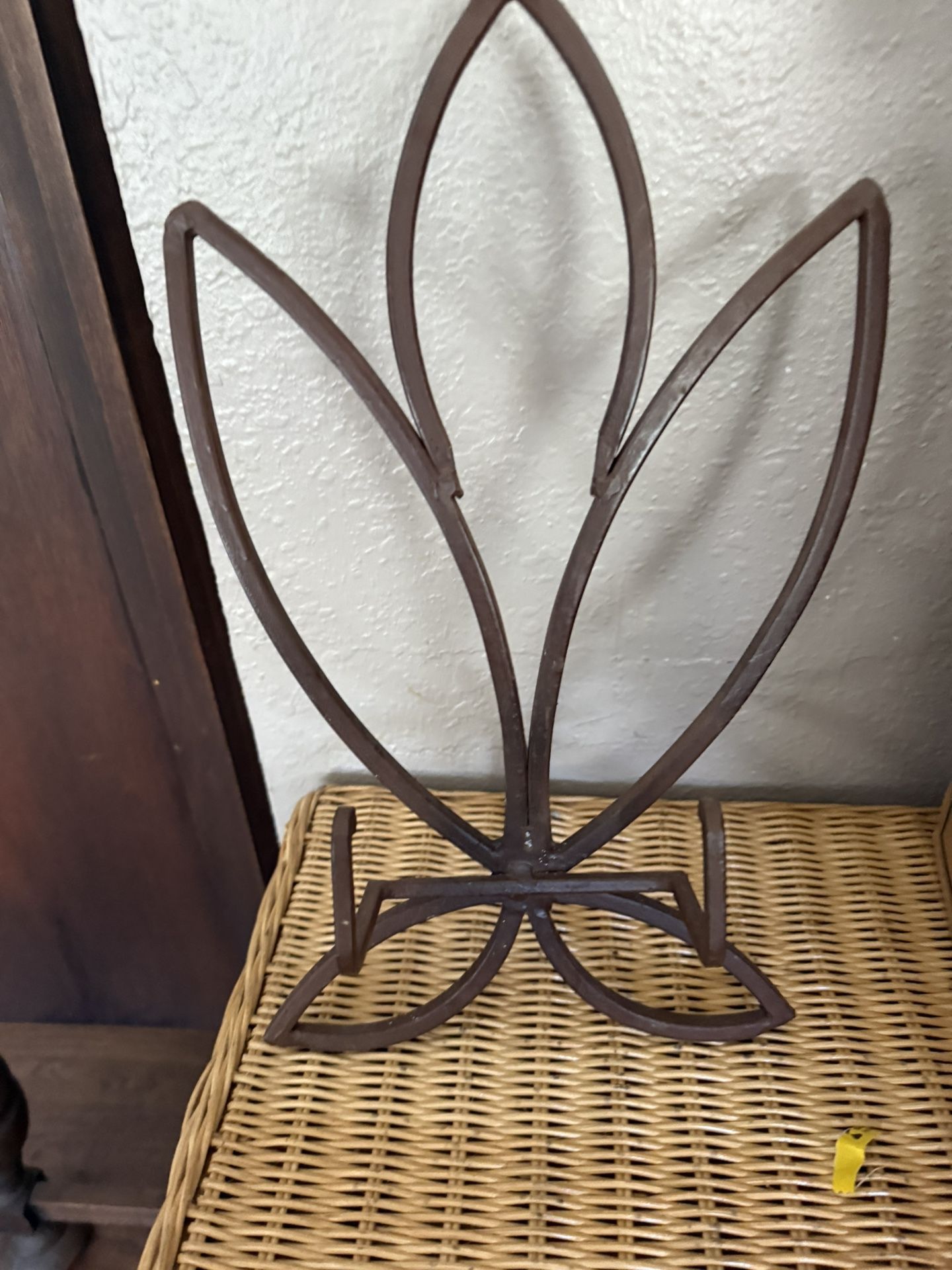 Decorative Metal Easel Stand – Leaf Design