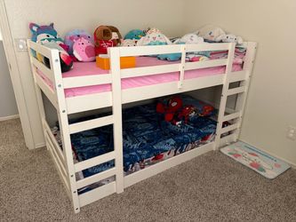 Twin bunk bed