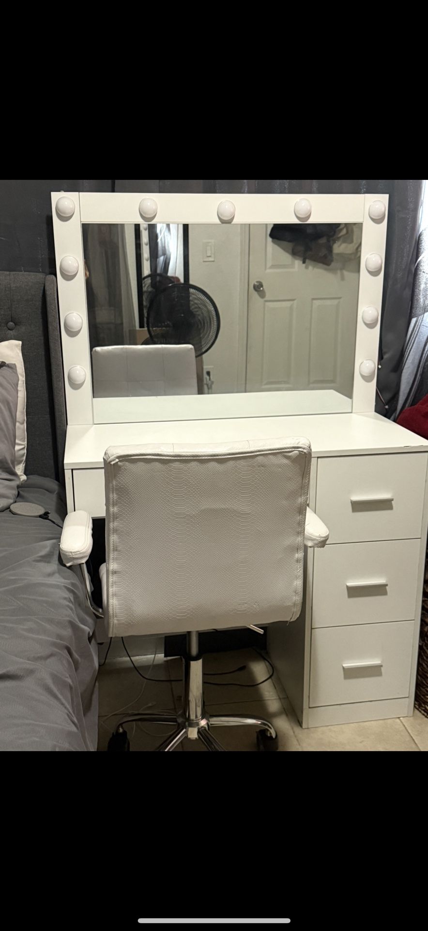 Vanity W Rolling Chair