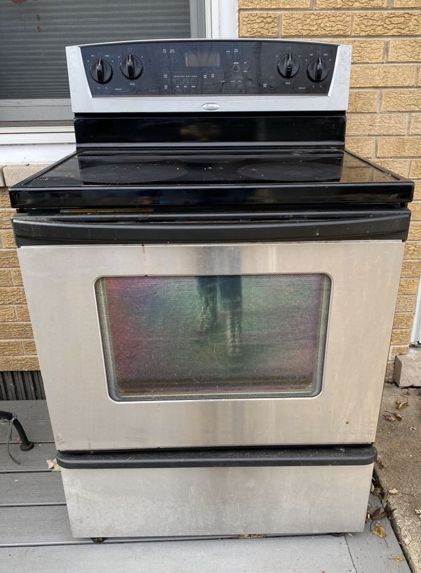 Stainless Whirlpool Gold Electric Stove for Sale in Chicago Heights, IL