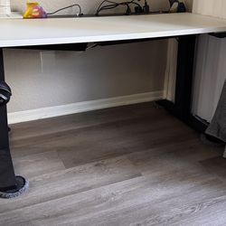 Desk with electronic adjustable hight