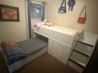 Twin bunk bed