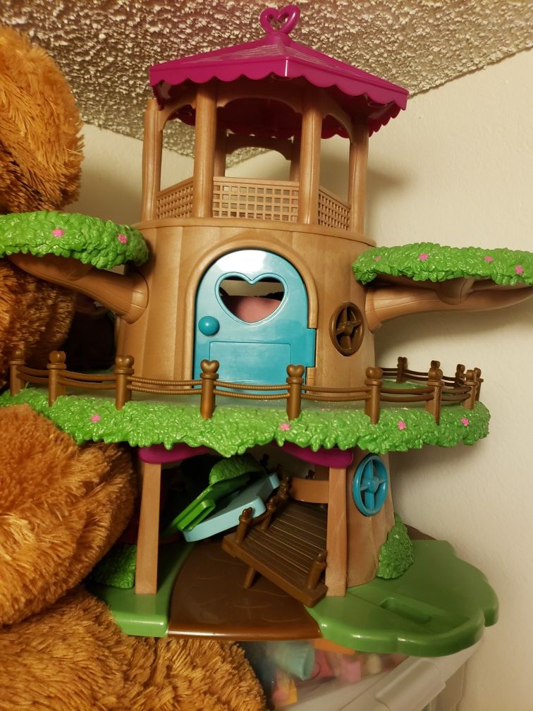 Li’l Woodzeez Toy Treehouse with Elevator 22pc - Treehouse Playset , it includes a family of animals and food truck