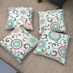 4 Outdoor Pillows 