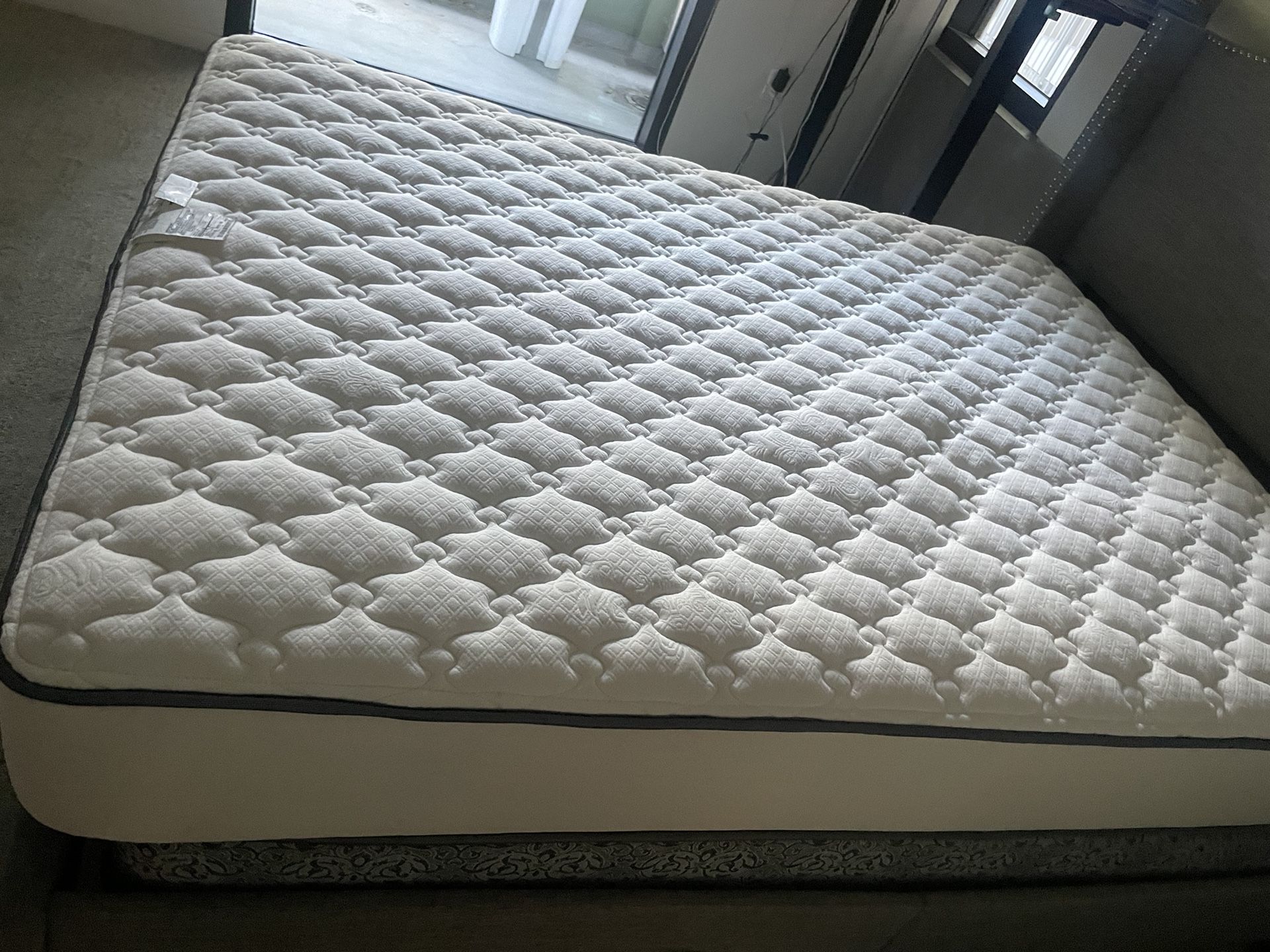 Upgrade Your Sleep: Beautyrest Queen Mattress Like New for $120 – Act Fast!