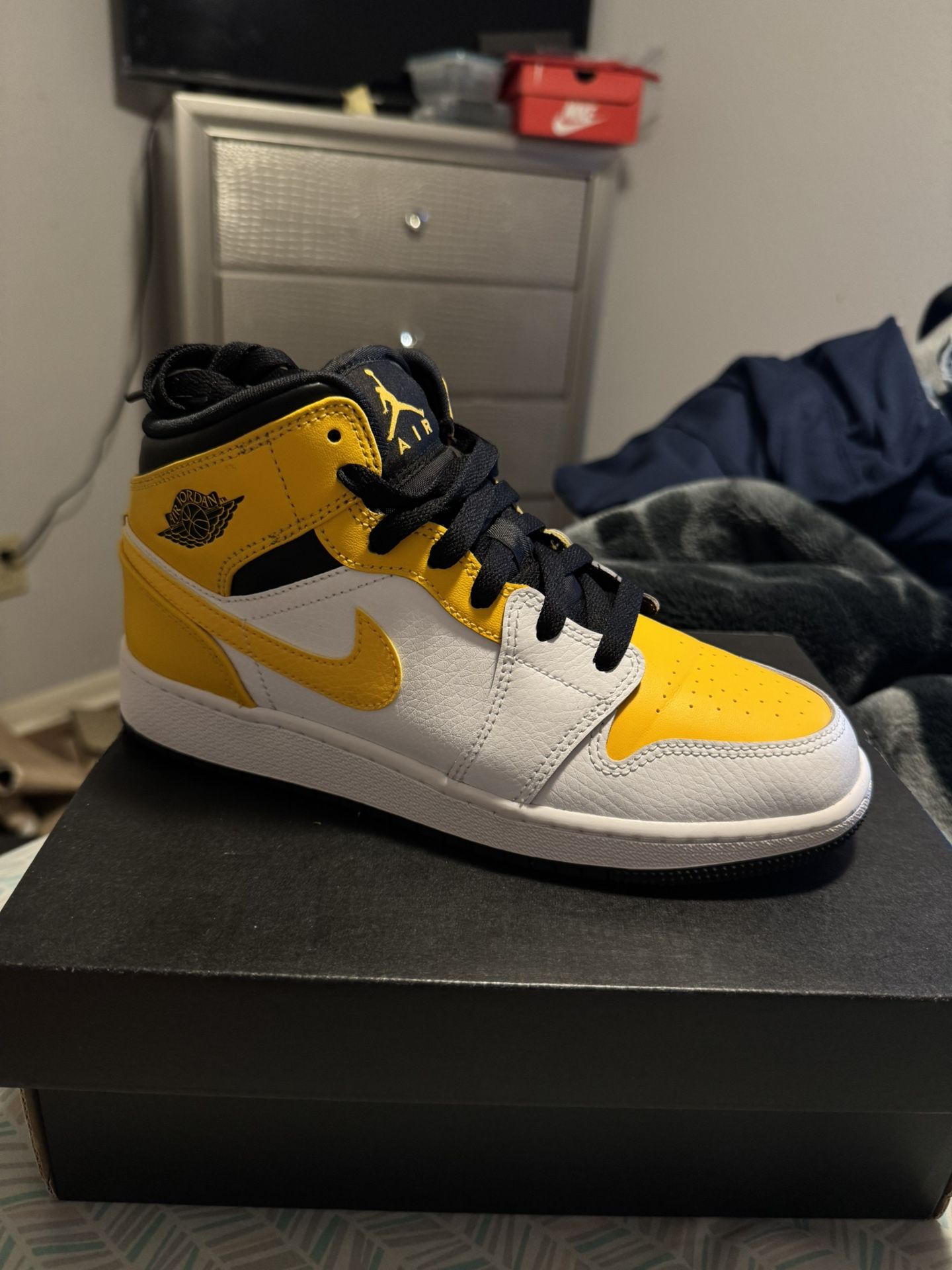 air jordan 1s (mid)