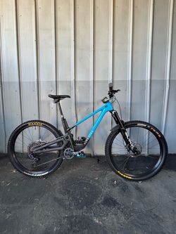 2023 Forbidden Dreadnought Medium Carbon, Lyrik Ultimate Flight Attendant (2 rides), Full AXS, RideW
