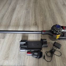 Dyson V7 cordless handheld vacuum cleaner with battery