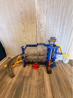 Monster truck garage track