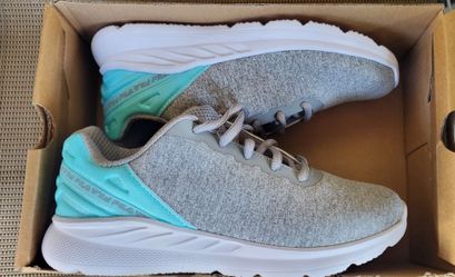 New Fila Girls Shoes. Size 4