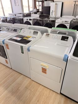 New Whirlpool Washer 2-in-1 Removable Agitator And Front Load Gas Dryer Set.