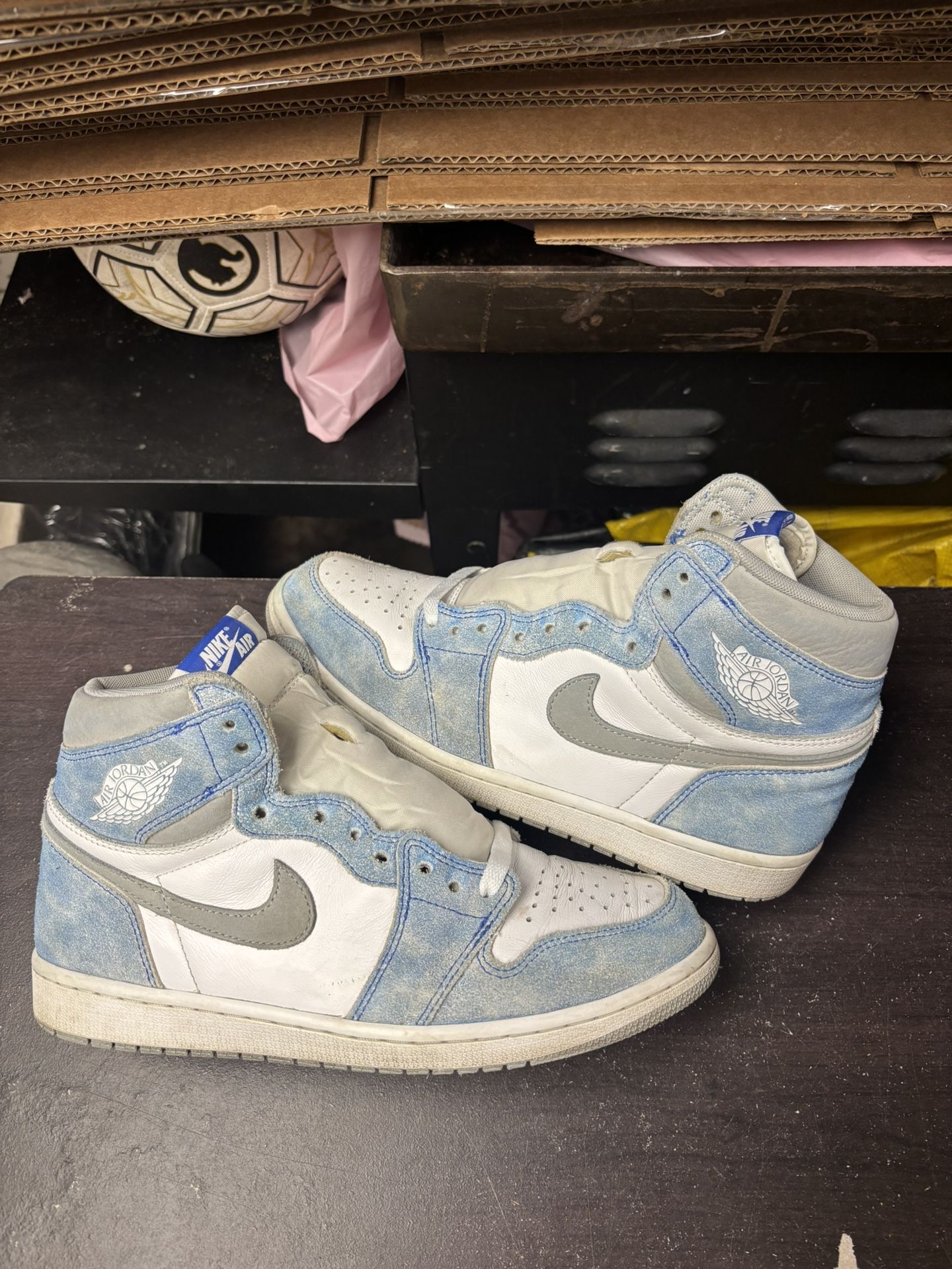 Air Jordan 1 High Hyper Royal 