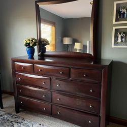 Dresser With Mirror 