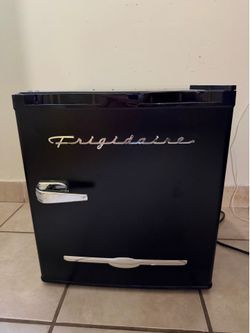 Frigidaire 1.6 Cu. Ft. Retro Mini Fridge – Black