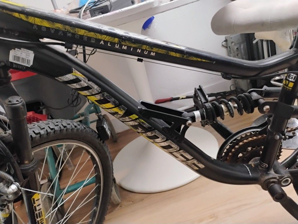 Mongoose Standoff 21-speed mountain bicycle