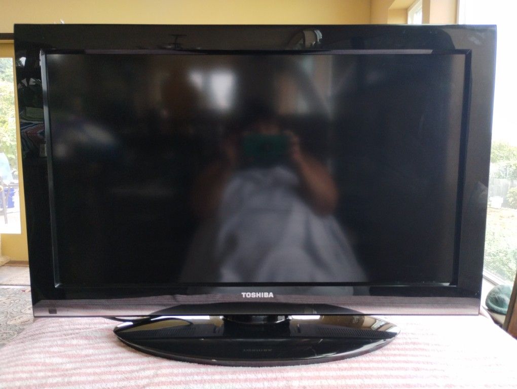 Toshiba 32C110U 32-Inch 720p LCD HDTV, Black (2011 Model)