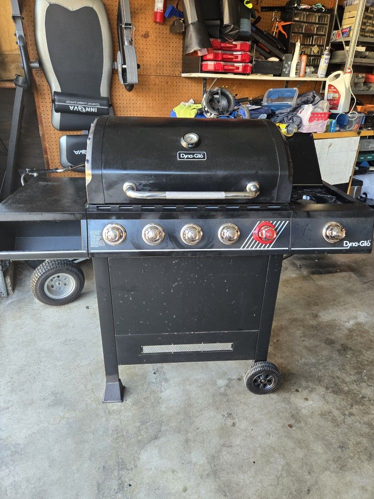 Dyna-Glo

5-Burner Propane Gas Grill in Matte Black with TriVantage Multifunctional Cooking System

