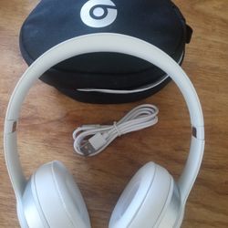 BEATS SOLO WIRELESS BLUETOOTH NOISE CANCELLING HEADPHONES like new