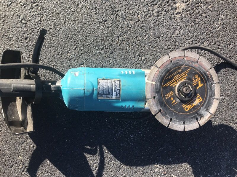 Makita GA7021