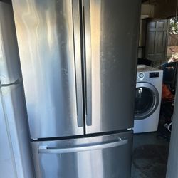 Ge Refrigerator Like New Condition 30x65 1/2