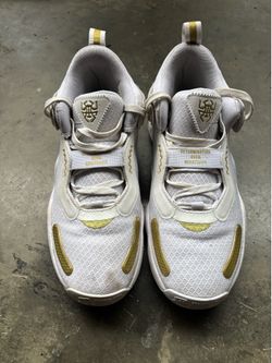 Basketball shoes