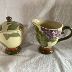 Infinia Stoneware Creamer And Sugar Bowl in Great Condition!