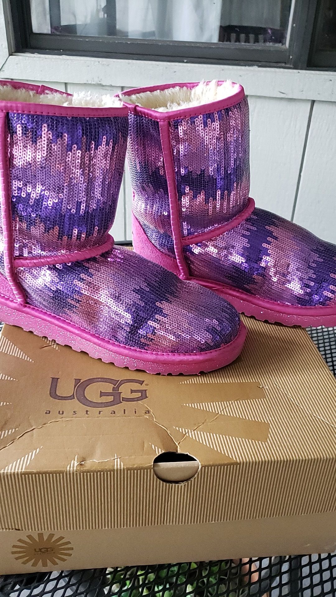 UGG K Classic Short Sparkle Wave Pink, Size 6
