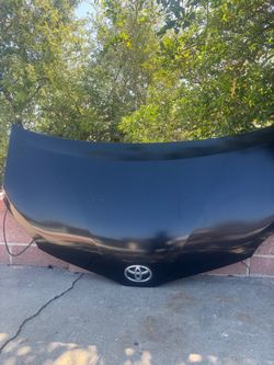 HOOD OEM WITH HINGES 2017 TOYOTA SIENNA (BLACK) WITH HINGES,HAS CHIPS.
