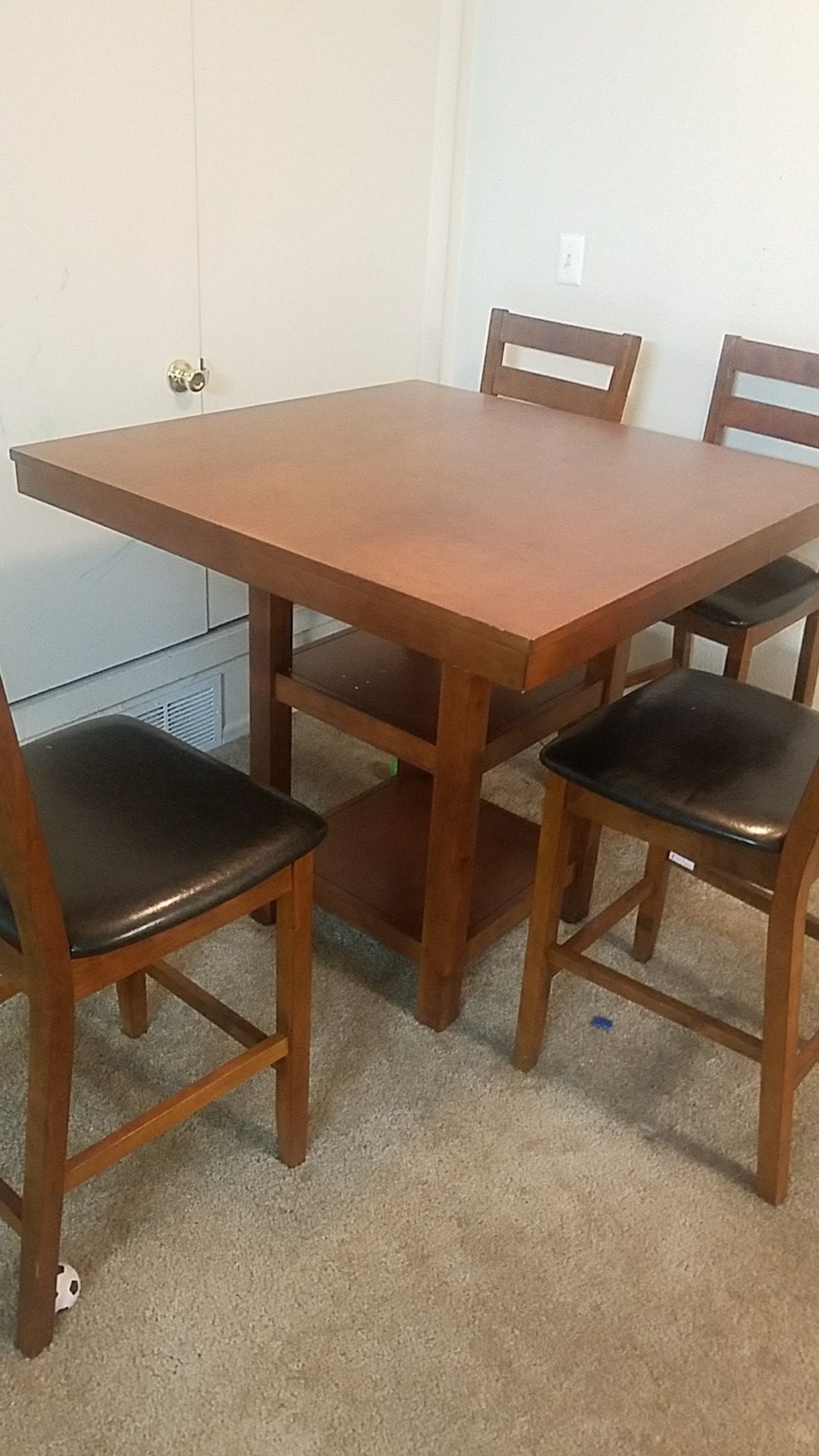 Dining table size 40x40 with four chairs