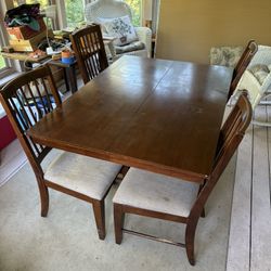 Dinner / Dining Room Table w Chairs