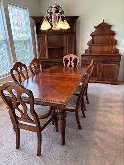 Fine Vintage Broyhill Sutter Street Collection Furniture Dining Room Set, 11 pieces, excellent condition, solid wood and walnut veneers.  Table 30”H x