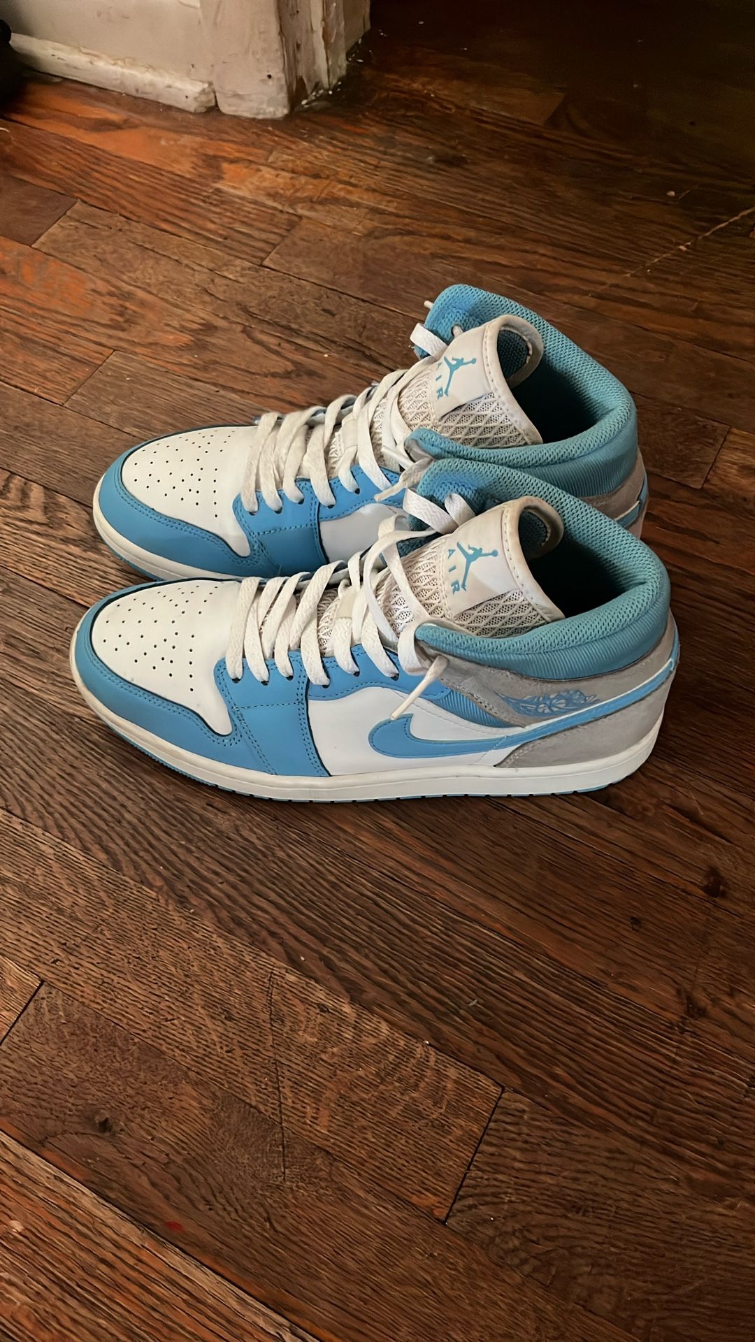 Jordan 1’s “Mid Unc” 9.5M