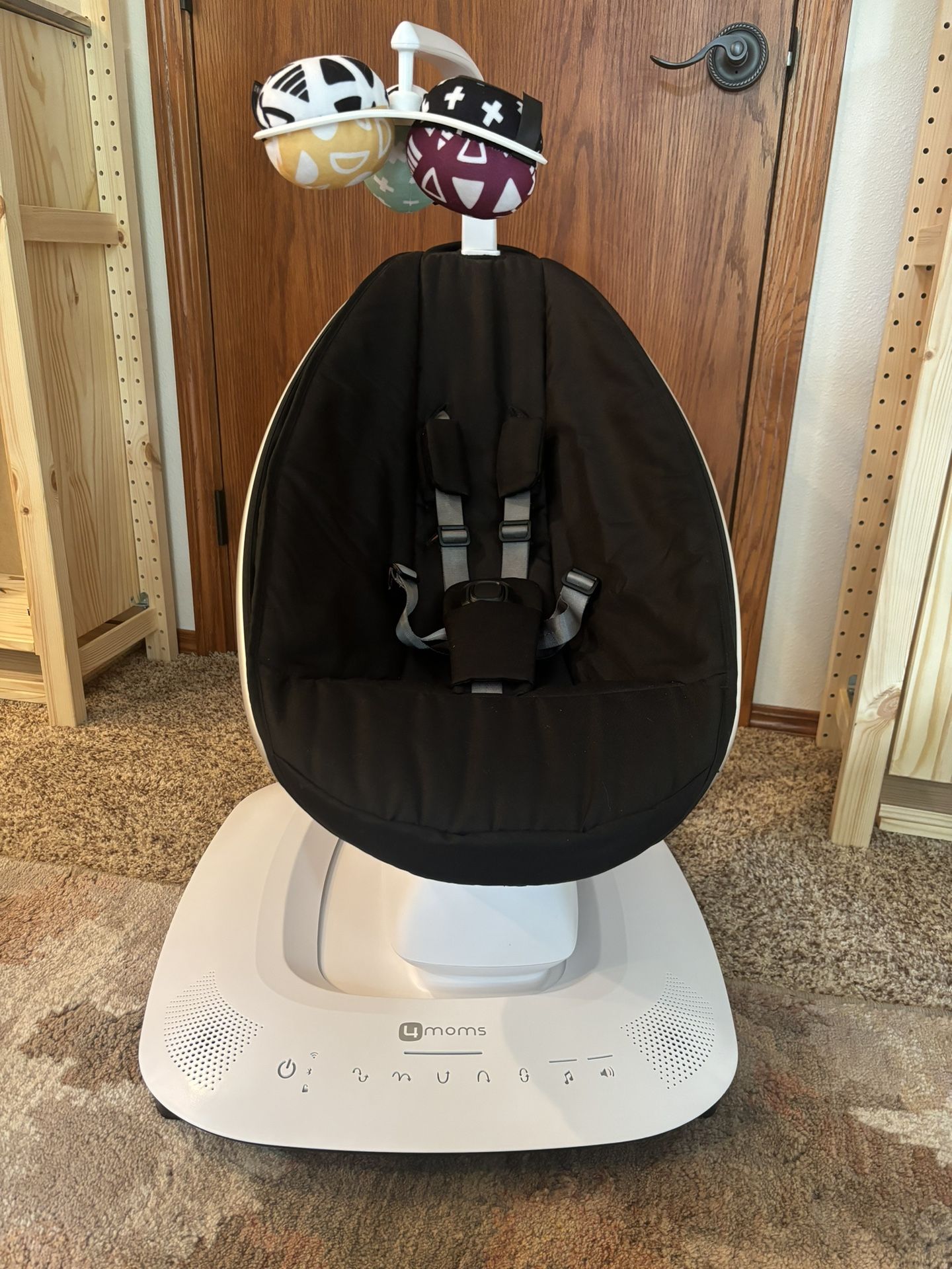 4moms mamaRoo multi-motion baby swing with newborn insert