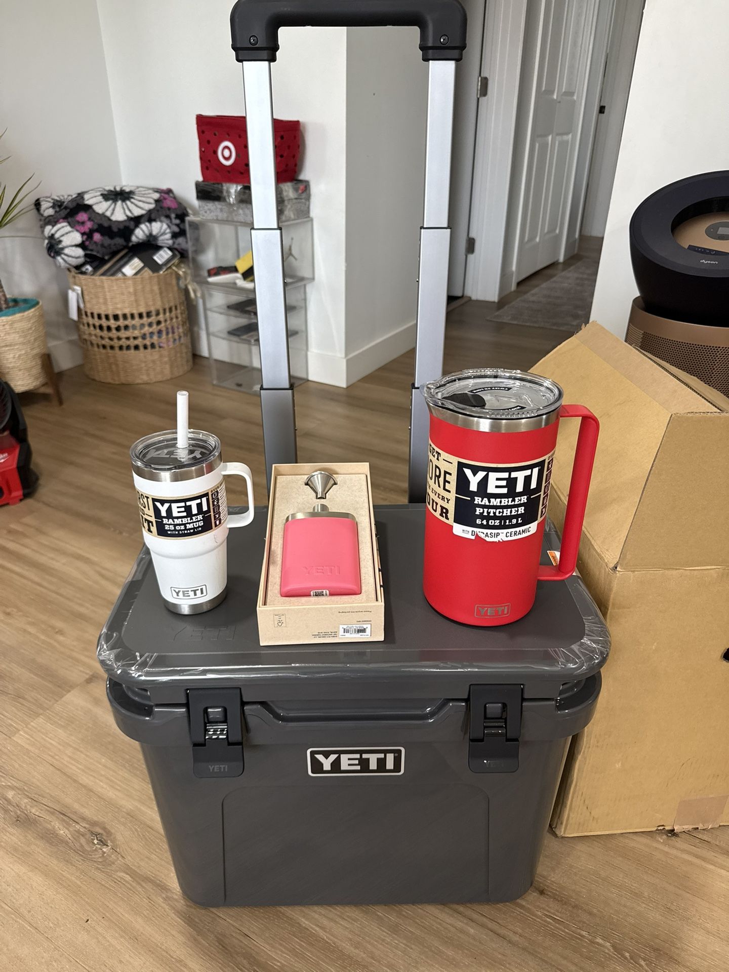 YETI COOLER 32 Roadie New Combo Pitcher , Flask And Rumbler Combo