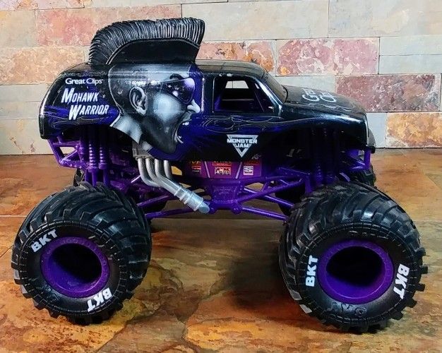 Mohawk Warrior Monster Jam Truck • 1:64 Scale • Great Clips • Black/Purple • Truck Measures 7-1/2" Long X 5-1/2" Wide X 5-1/2" Tall .
R2D