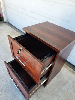 File Cabinet with lockable Keys!
