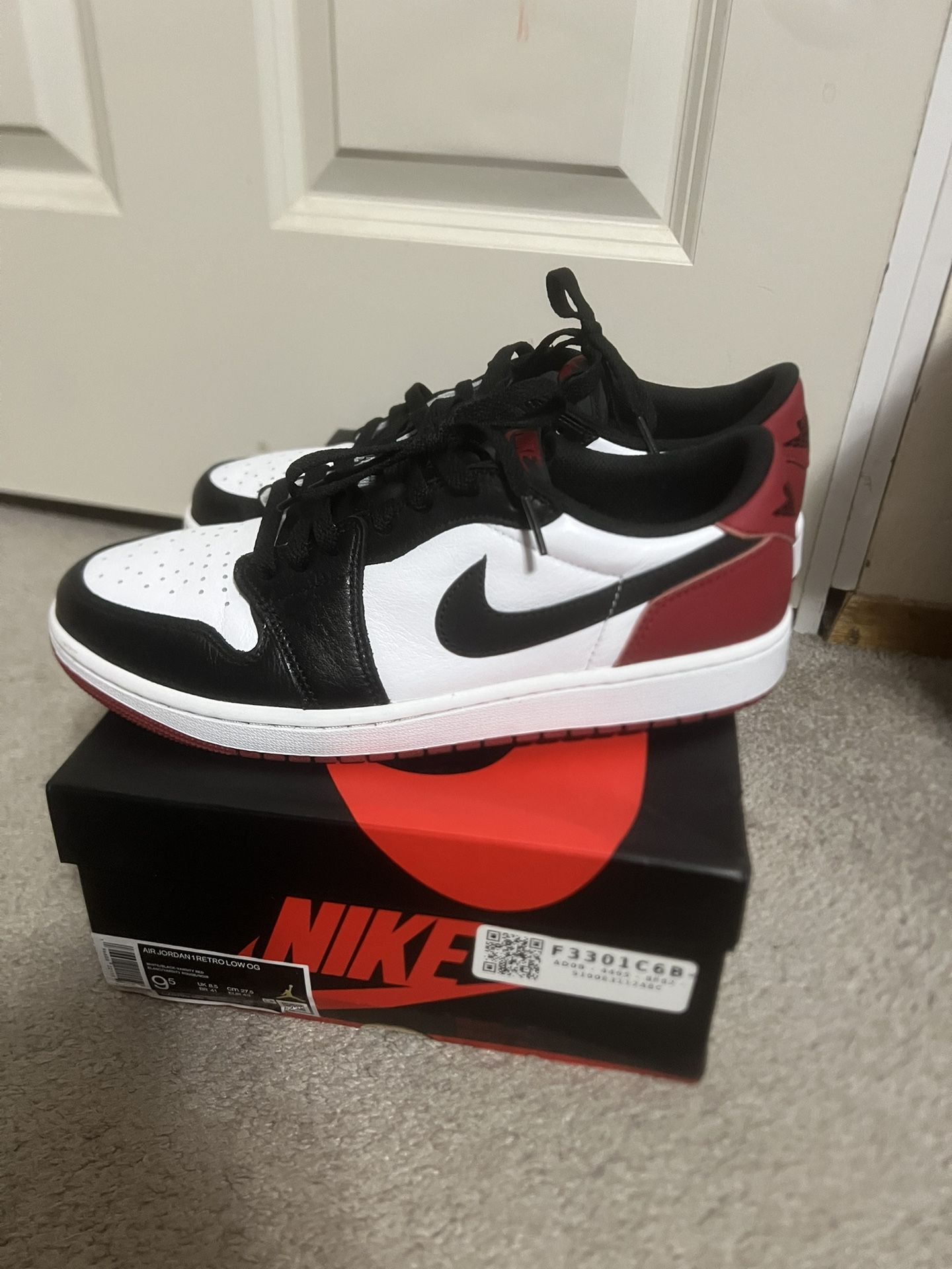 WORN TWICE JORDAN 1 LOW BLACK TOE SIZE 9.5