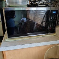 Sleek Samsung Countertop Microwave - Stainless Steel Finish