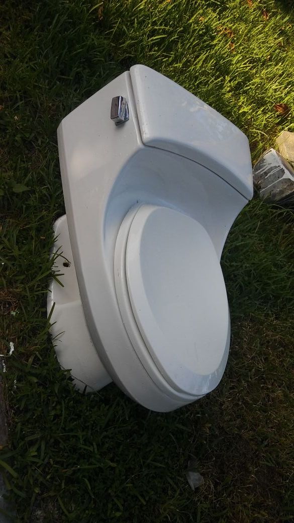 Toilet kohler 1.6 gallons /6 liters per flush for Sale in Miami, FL