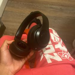 Black Beat Wireless Headphones 