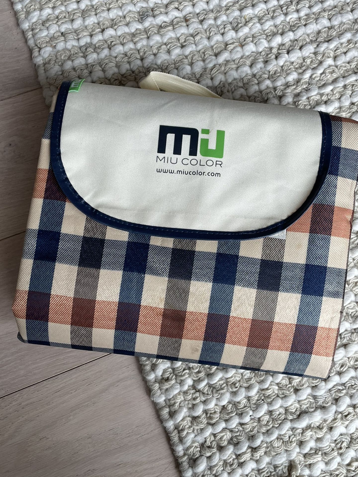Miu Outdoor Picnic Blanket (Waterproof, Packable)