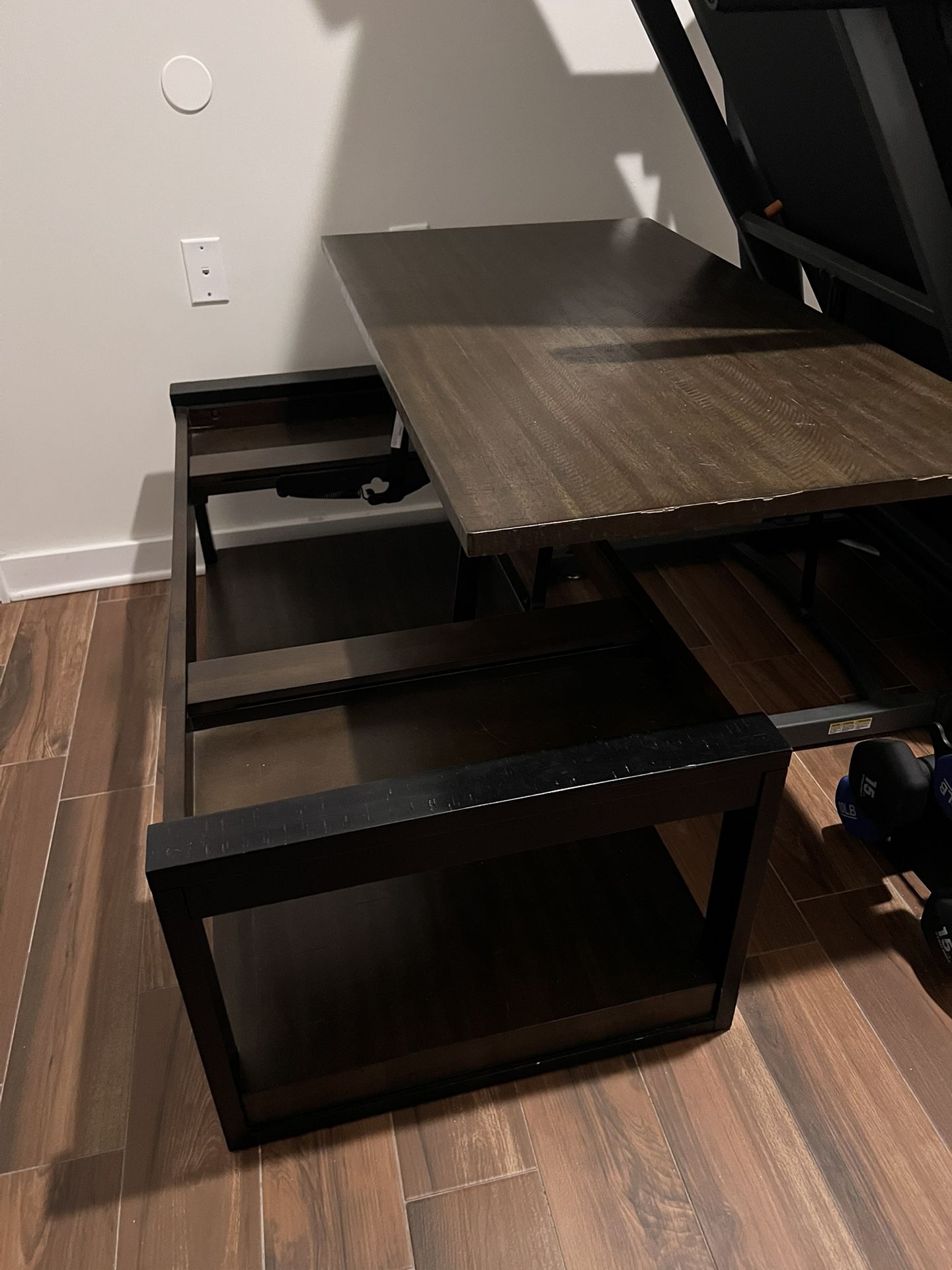 Bob’s Discount Furniture Lift-Top Coffee Table