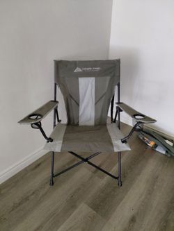 Nice clean folding chair with caringing case cover