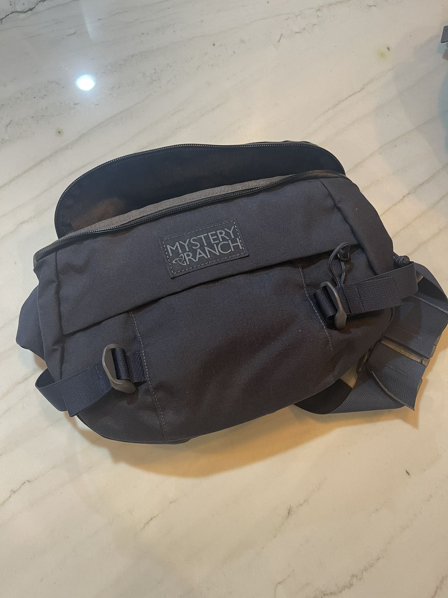 Mystery ranch hip Monkey 8L, Like New