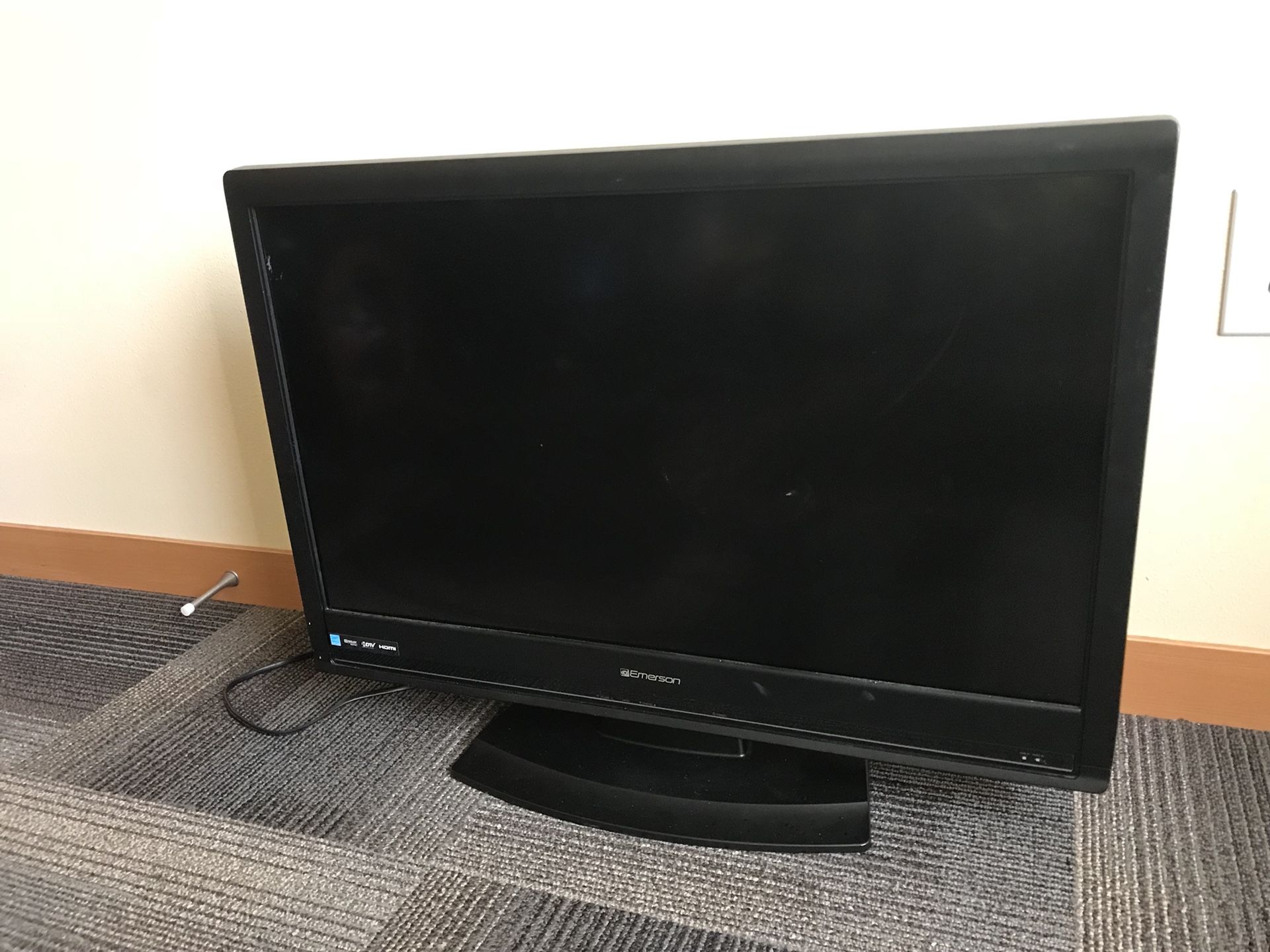 TV Emerson 32" Class LCD 720p 60Hz HDTV, LC320EM1F
