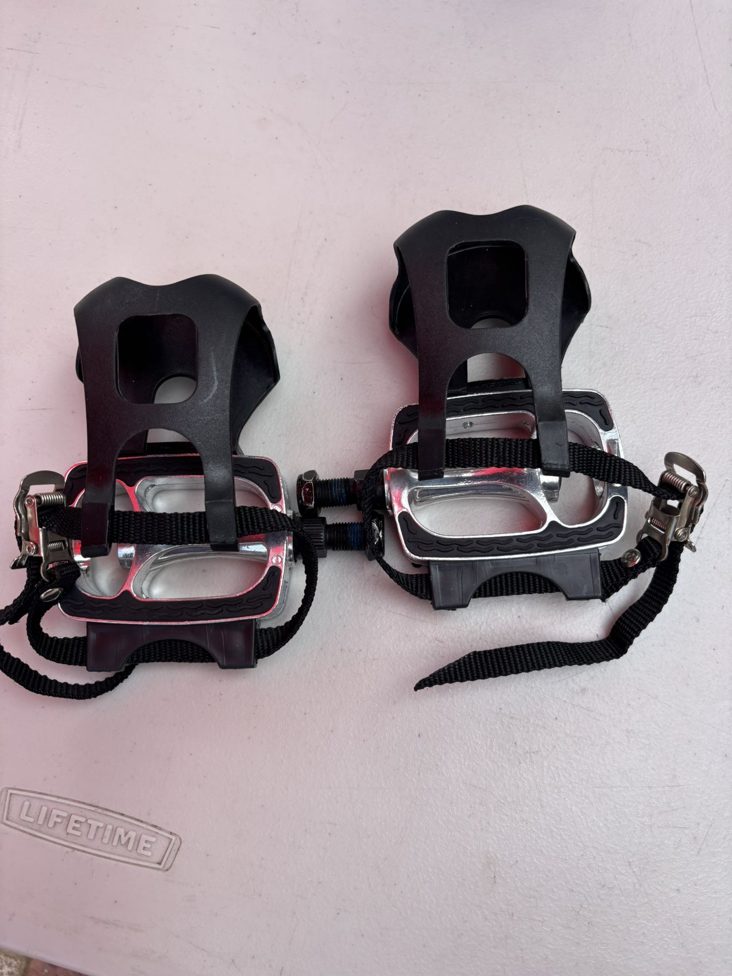 1 pair of road bike pedals