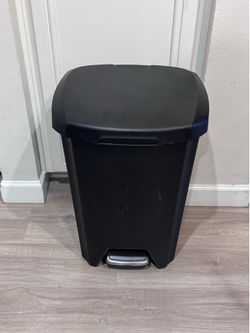 13 Gallon Black Step Trash Can with Lid