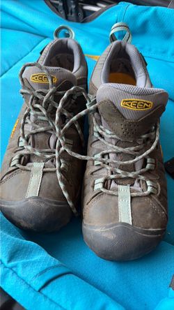 Womans Keen low top hiking shoes size 9