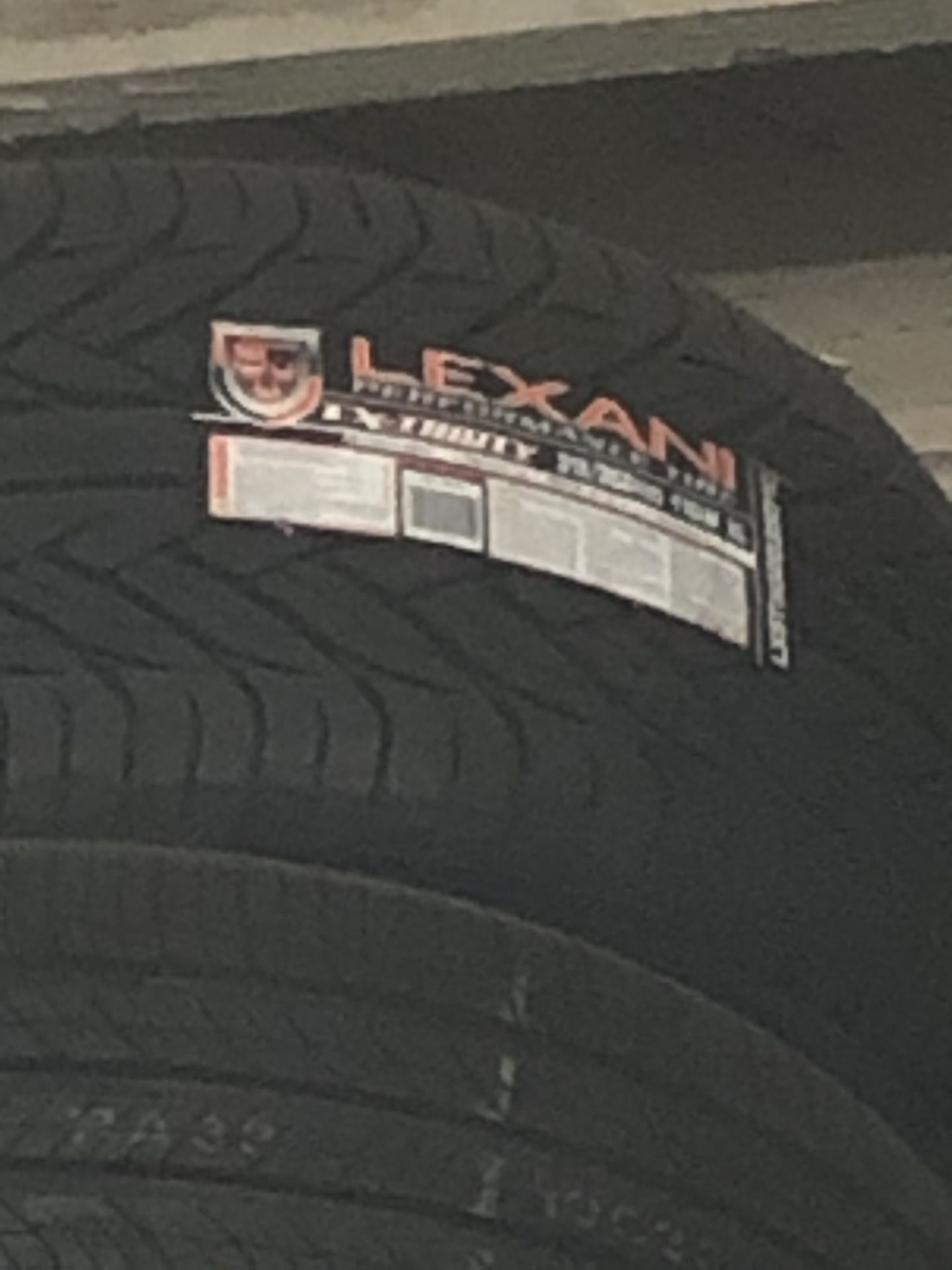 1 New Tiré LEXXANI 315/35/20” $100