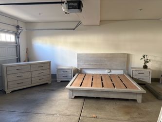 HOME STAGED LIKE NEW KING 4cp BEDROOM DRESSER SET!